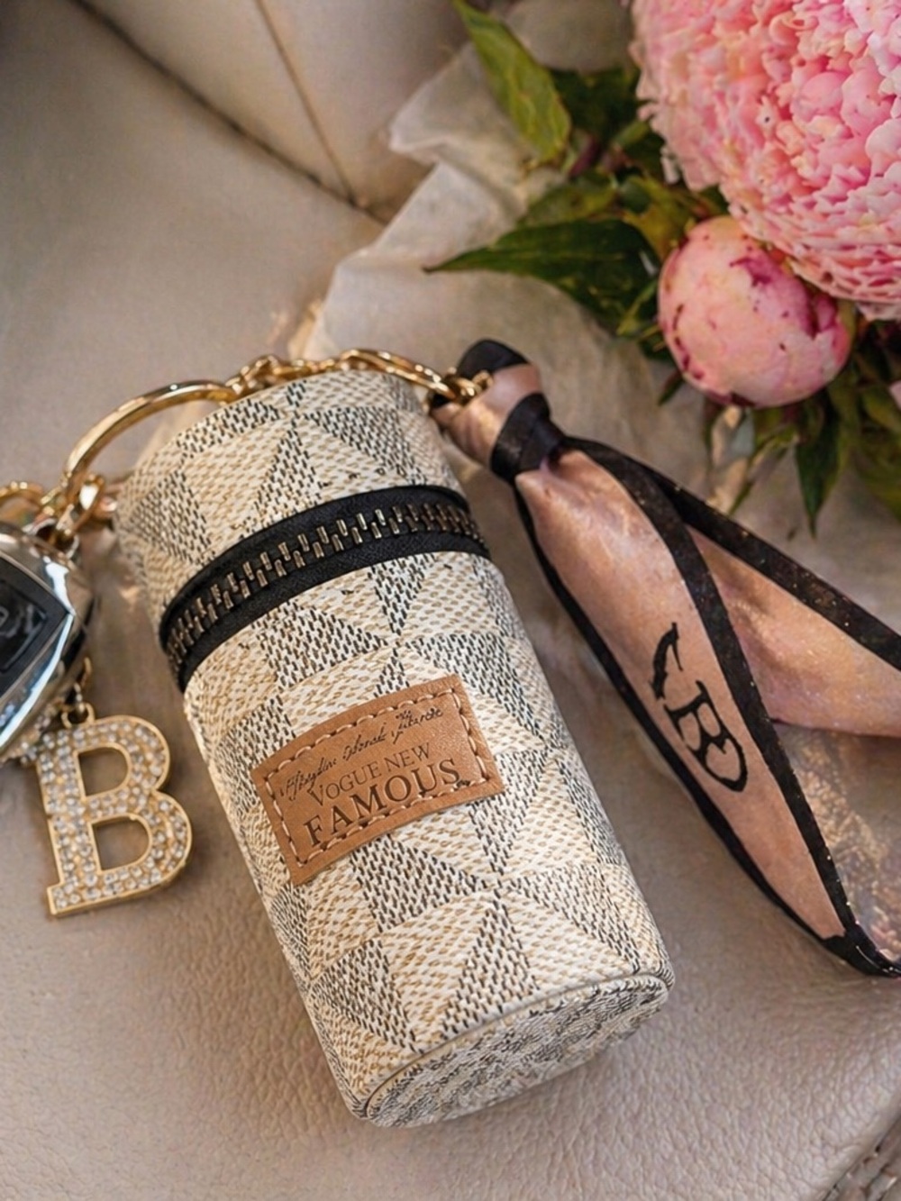 Chic Designer Style Key Case Pouch | Mini Zip Key Holder Wristlet Neutral Print - Picture 3 of 4